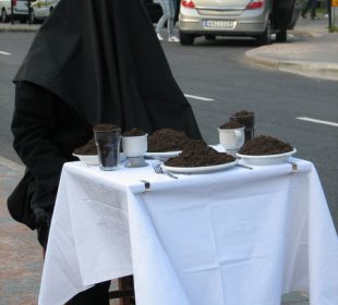 Performance art by Alastair MacLennan, Szwecja, 2006 r.
